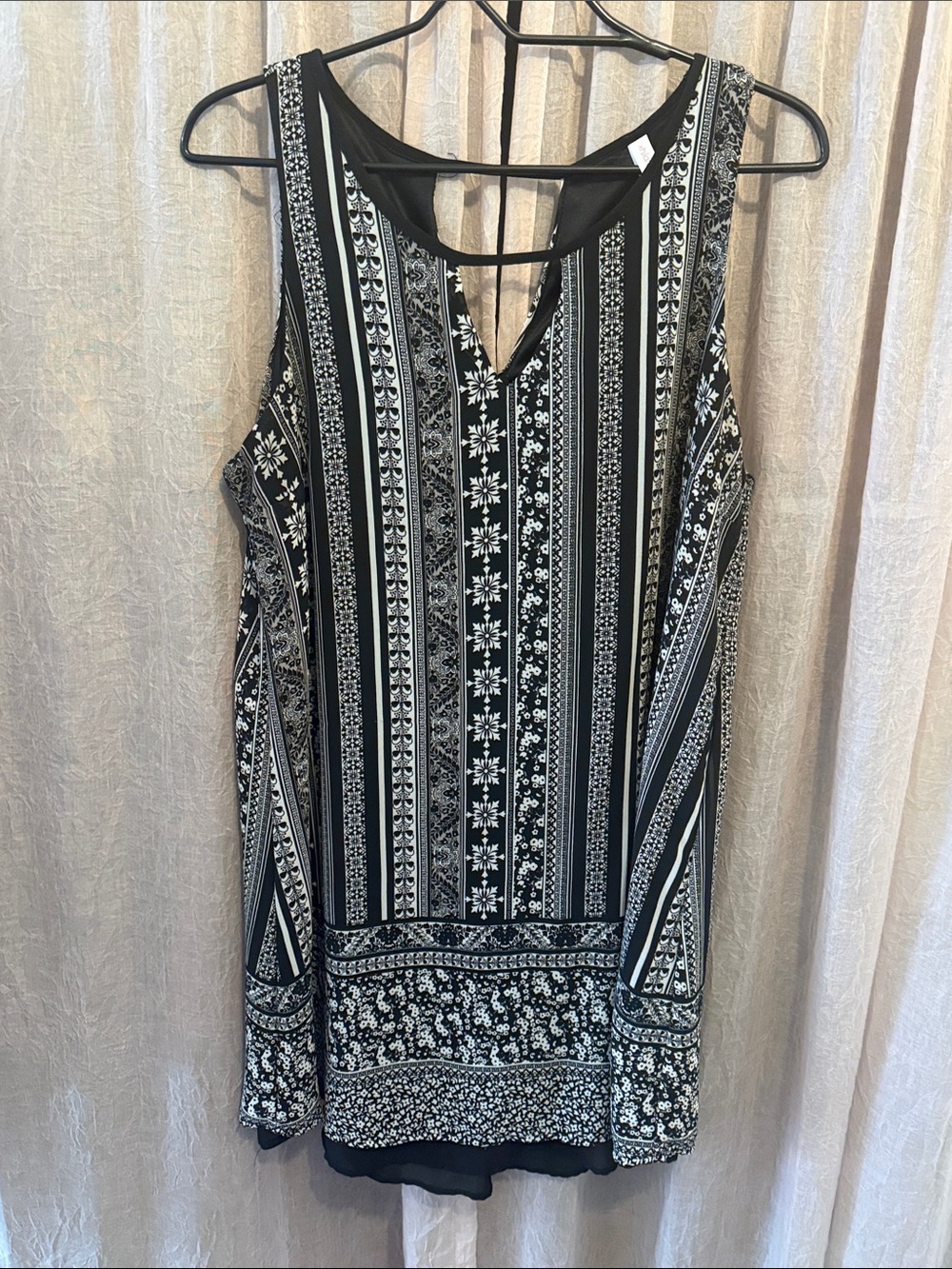 Black & White Sleeveless Patterned V-Neck Top